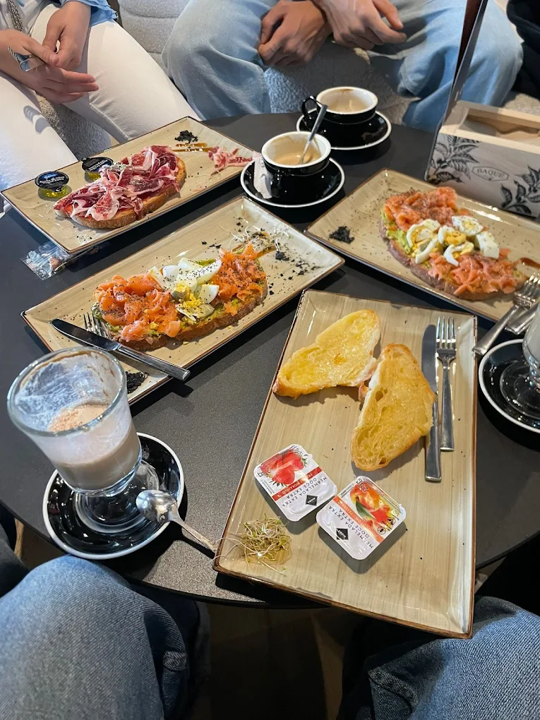 Grupo de amigos disfrutando de un desayuno relajado en La Cala Cocktails, Castro-Urdiales.
