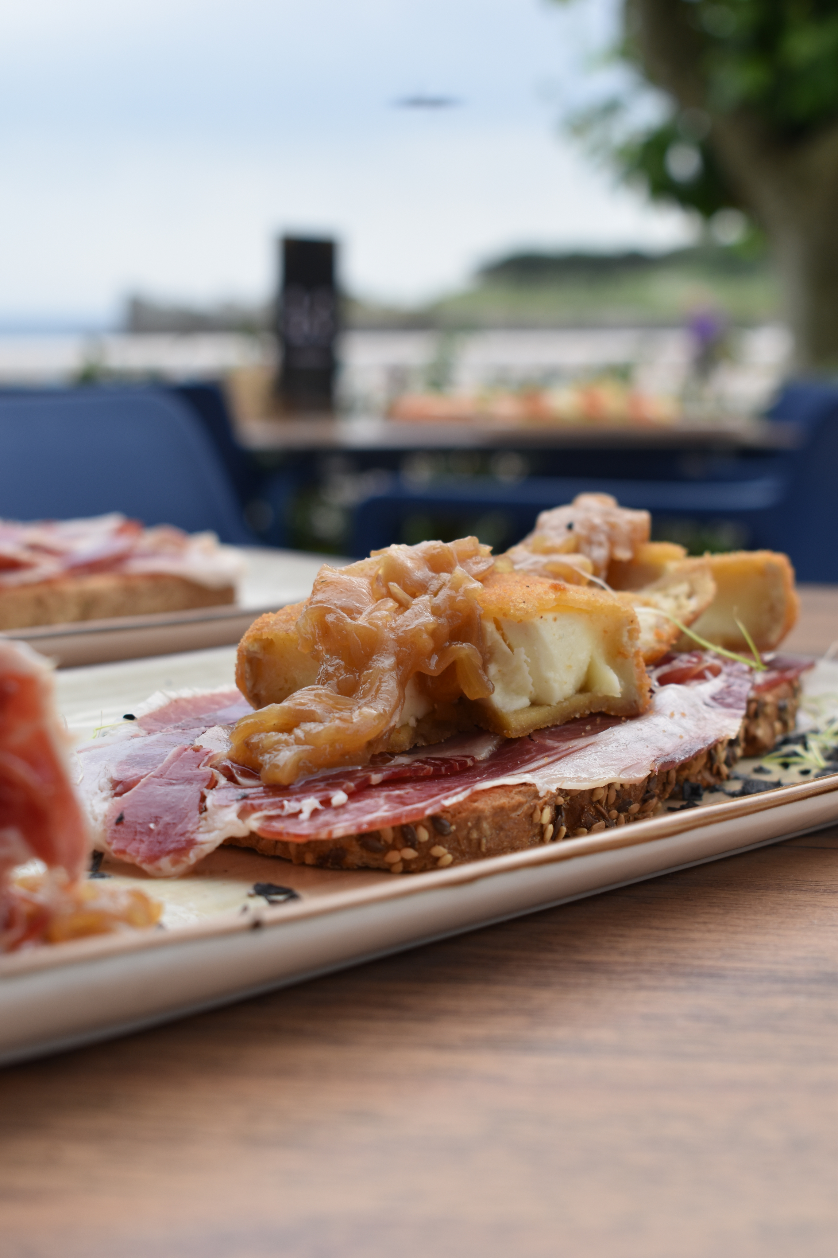 Mesa con un delicioso desayuno en La Cala, listo para disfrutar junto al mar.