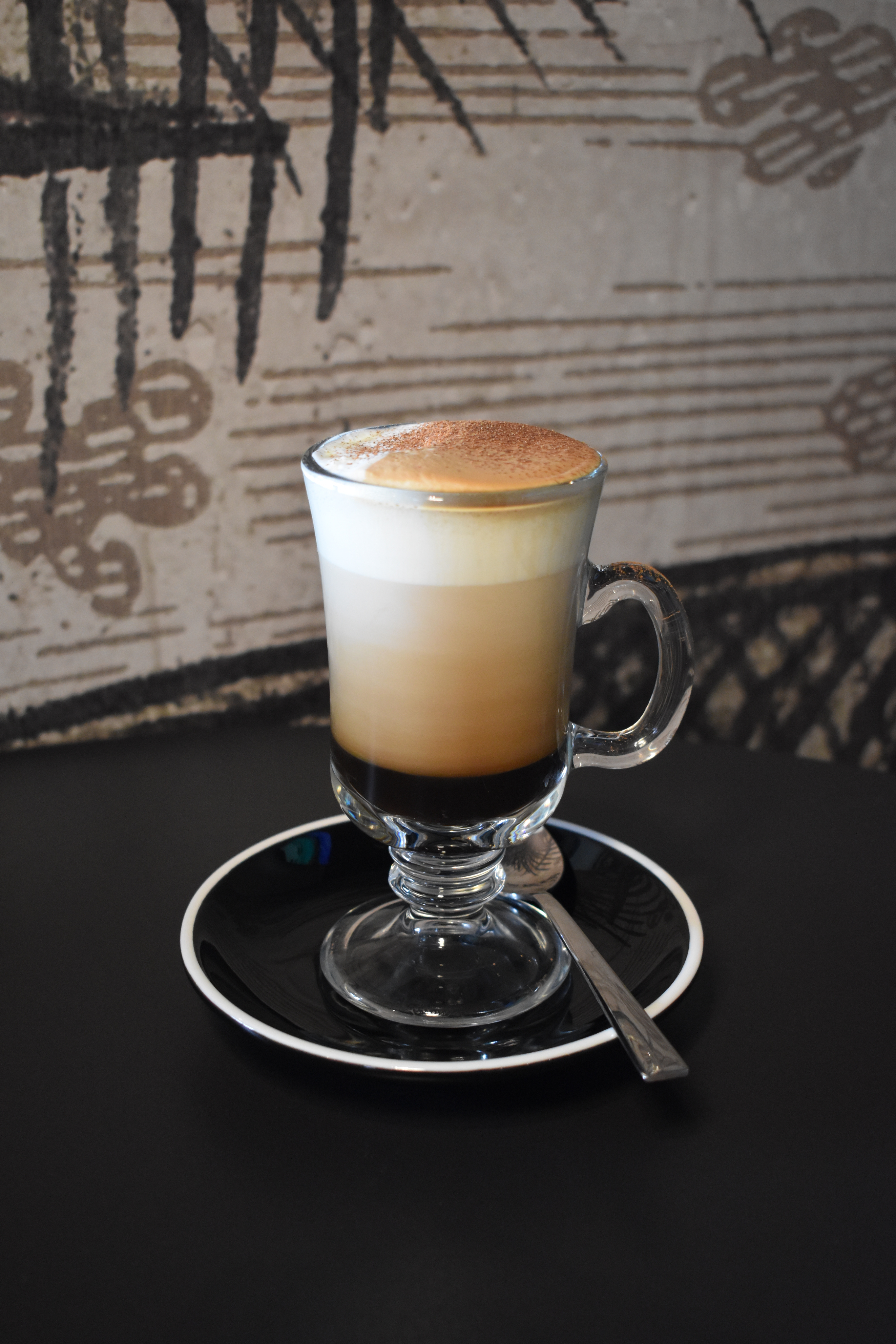 Café de especialidad servido en mesa de La Cala Cocktails, con decoración interior elegante.