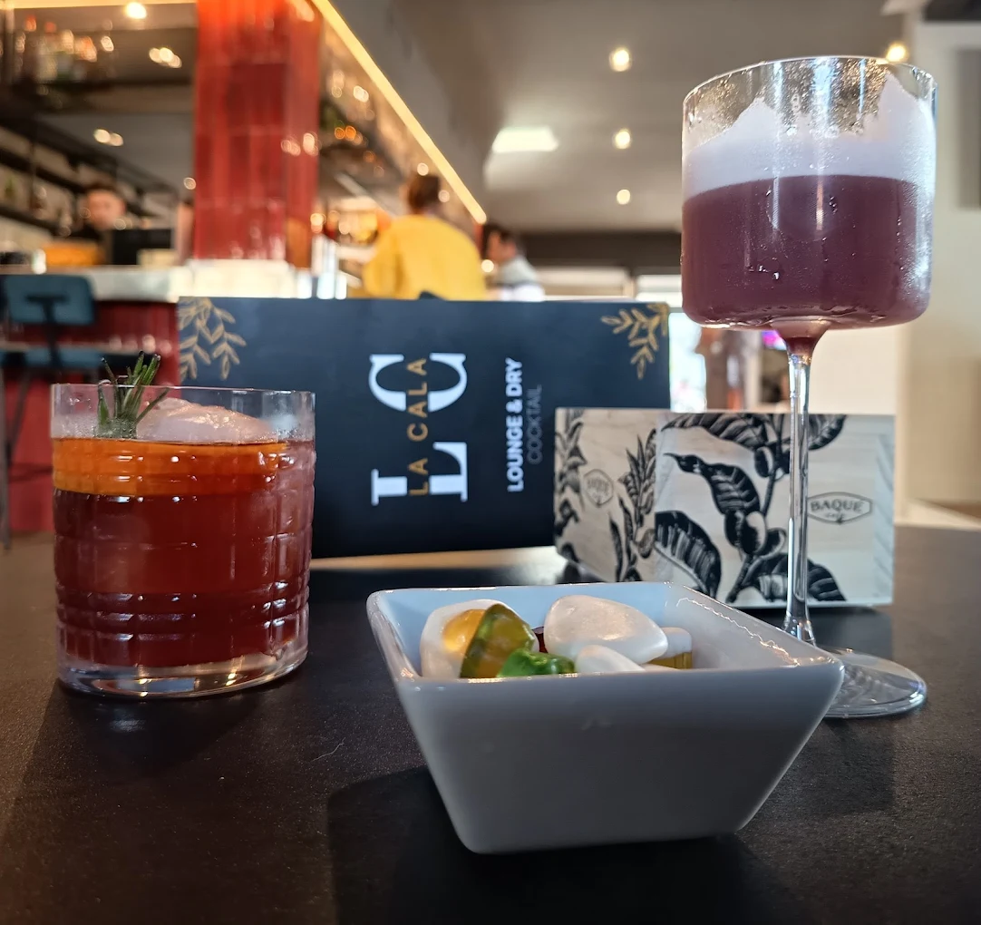 cócteles Calypso y Clover Club de la exclusiva carta de La Cala.