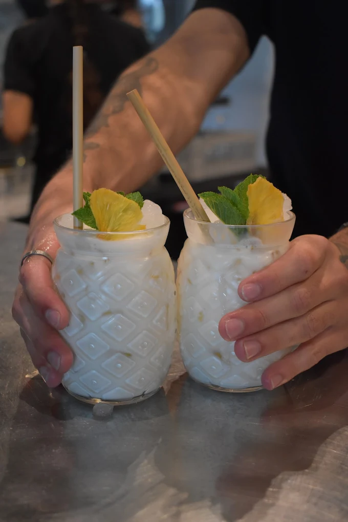 una refrescante Piña Colada en la barra del bar.