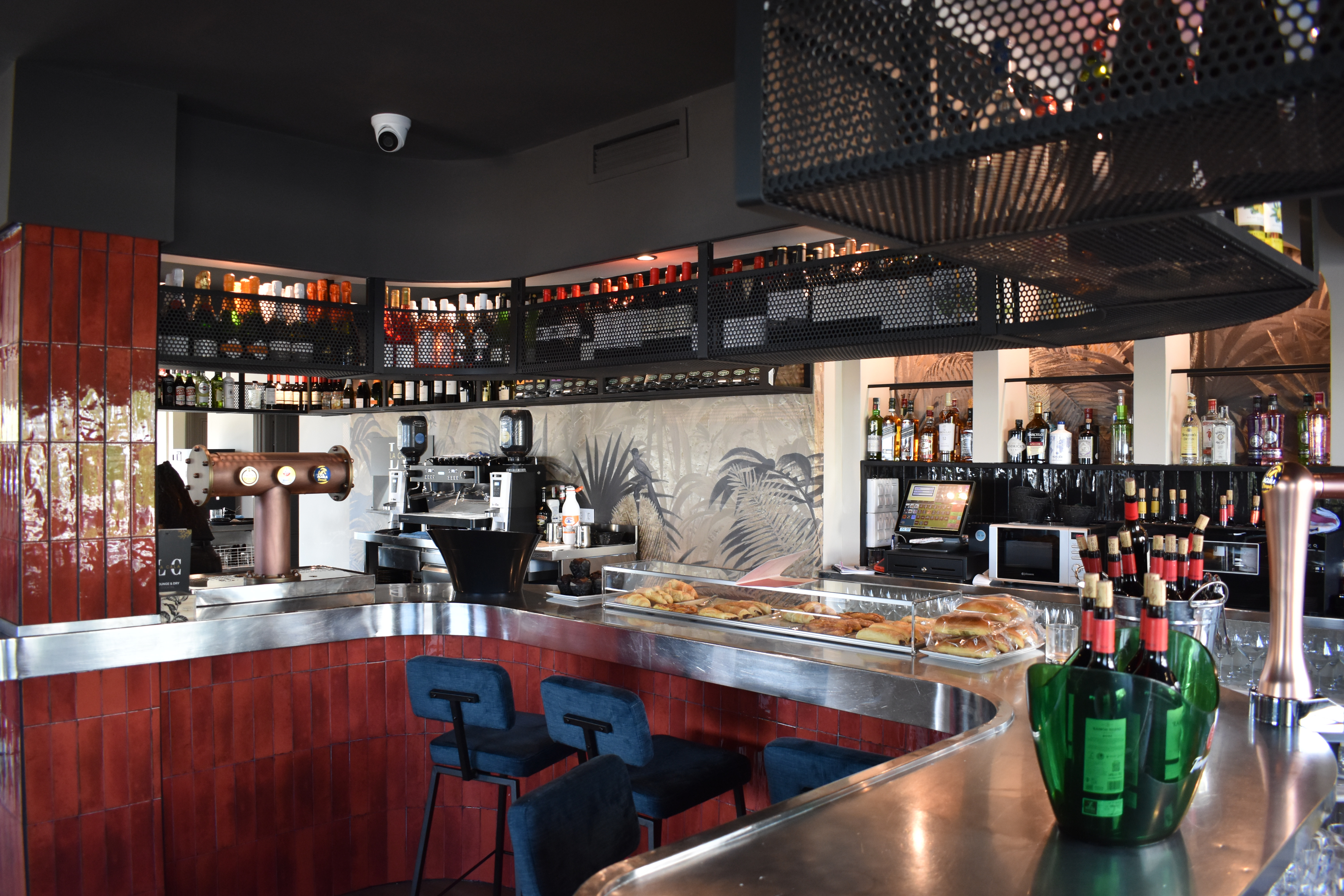 Barra moderna de La Cala Cocktails en Castro-Urdiales con botellas premium y ambiente acogedor