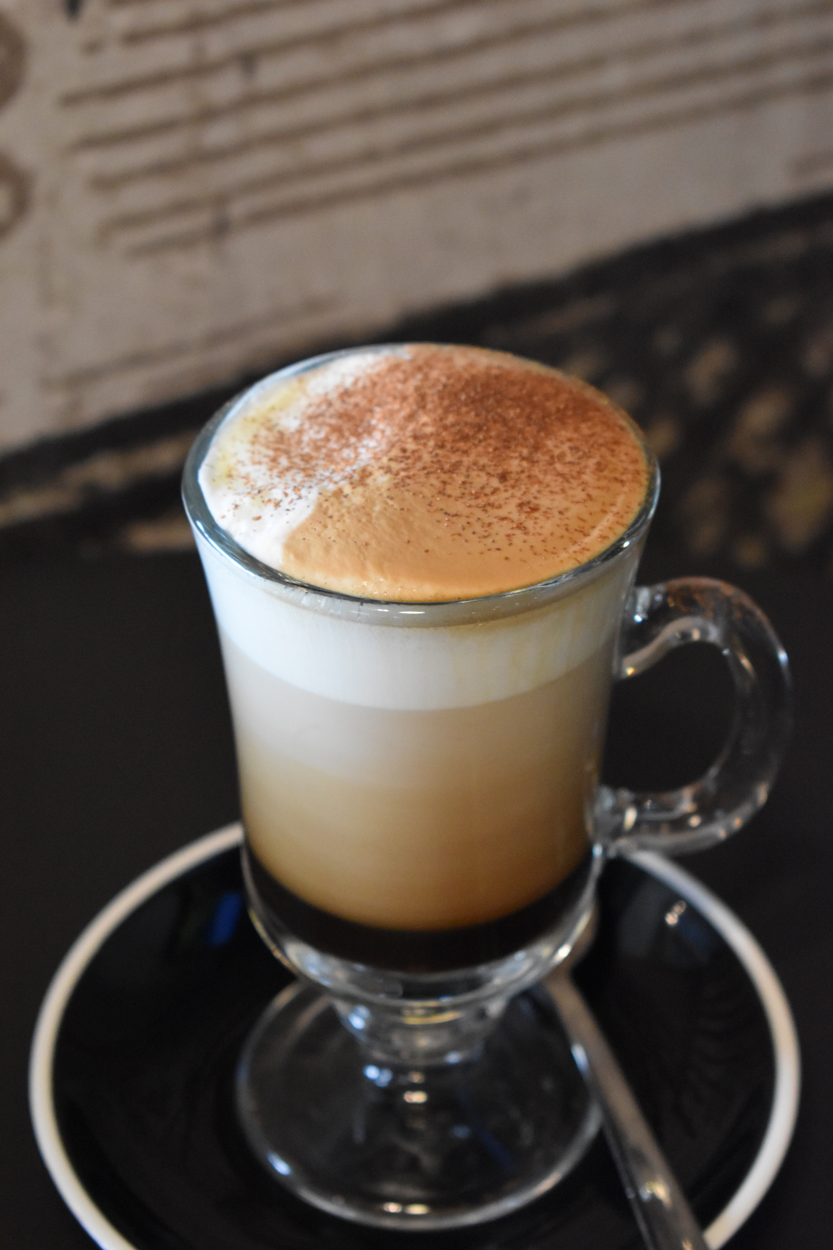 Taza de café recién hecho en el interior de La Cala, Castro-Urdiales, con ambiente cálido.