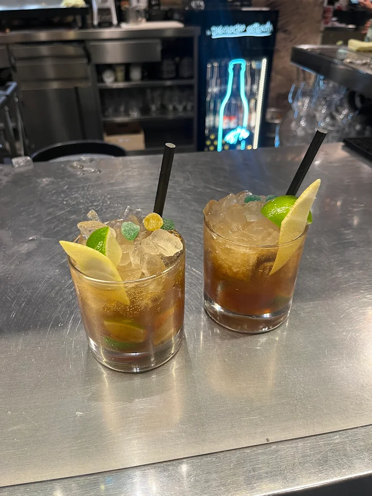 Dos cócteles Caipirinha clásicos y refrescantes servidos en La Cala Bar de Cócteles.