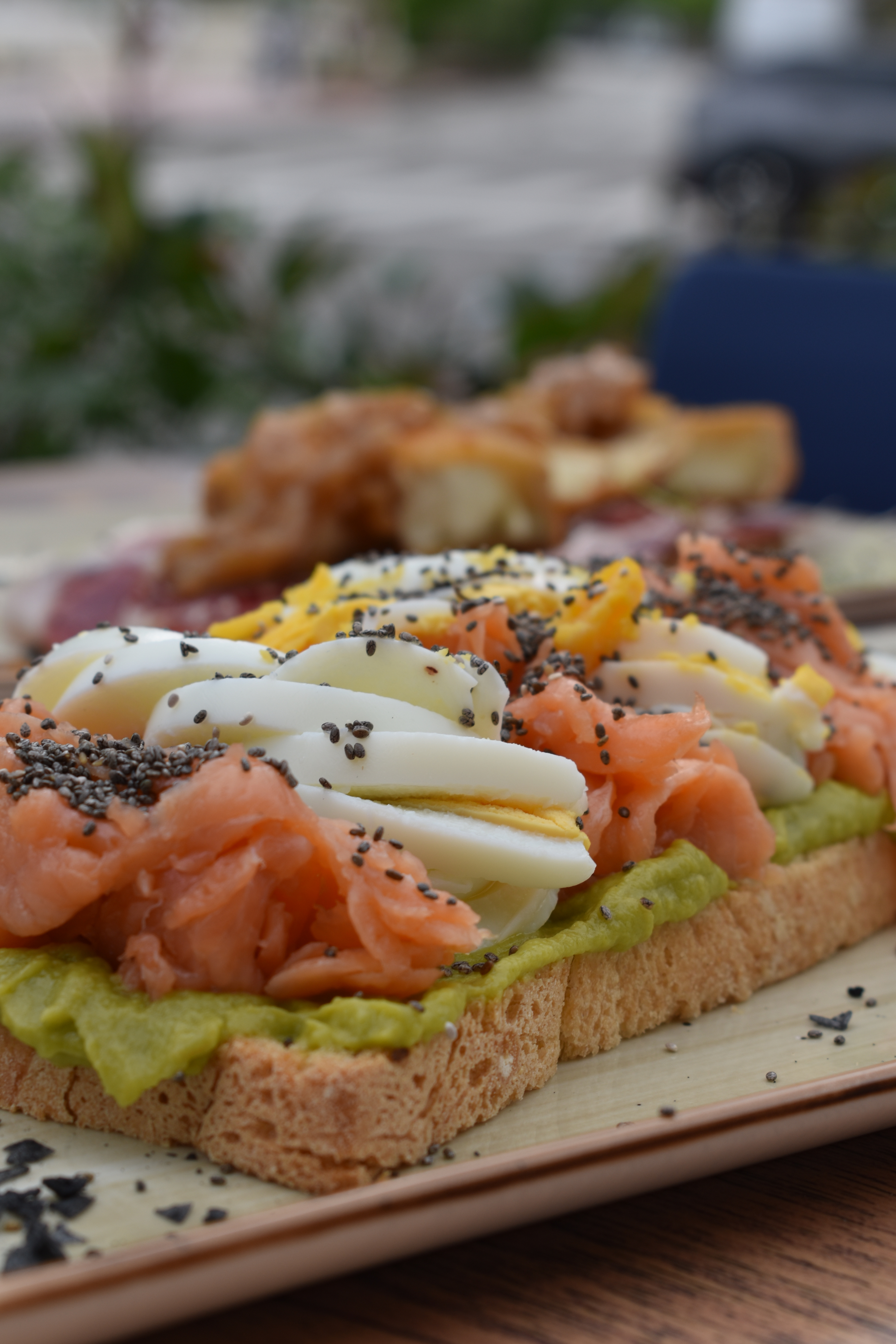 Desayuno gourmet con tostas frescas y café en La Cala Cocktails, Castro-Urdiales.