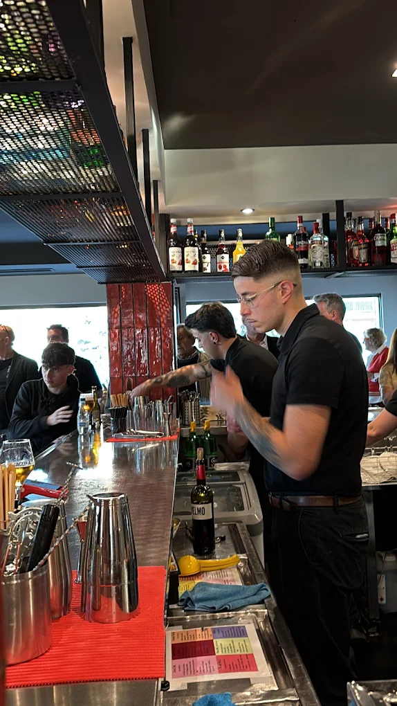 Equipo de bartenders profesionales de La Cala trabajando en la creación de cócteles.