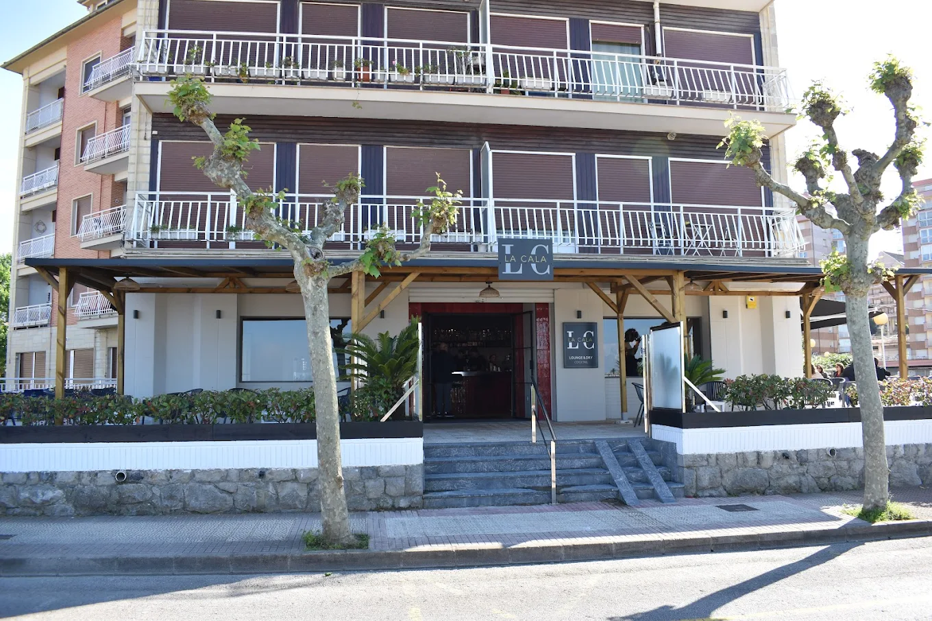 Fachada exterior de La Cala Bar de Cócteles en el paseo marítimo de Castro-Urdiales, con vistas al mar y la terraza.