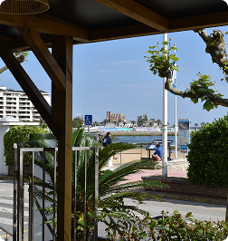 Terraza de La Cala con vistas al mar en Castro-Urdiales
